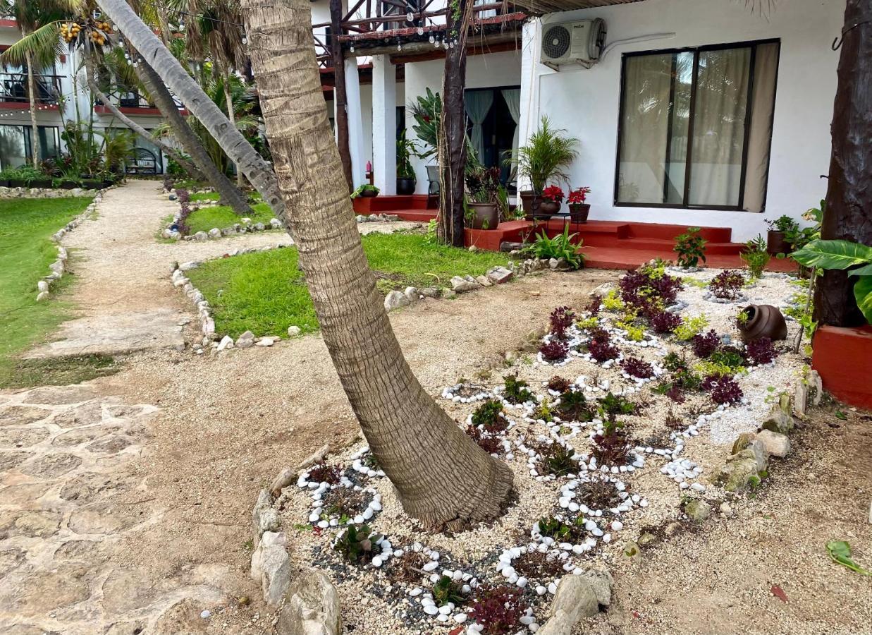 Casa Caribe Cancun Exterior photo A garden at a hotel in Cancun, Mexico